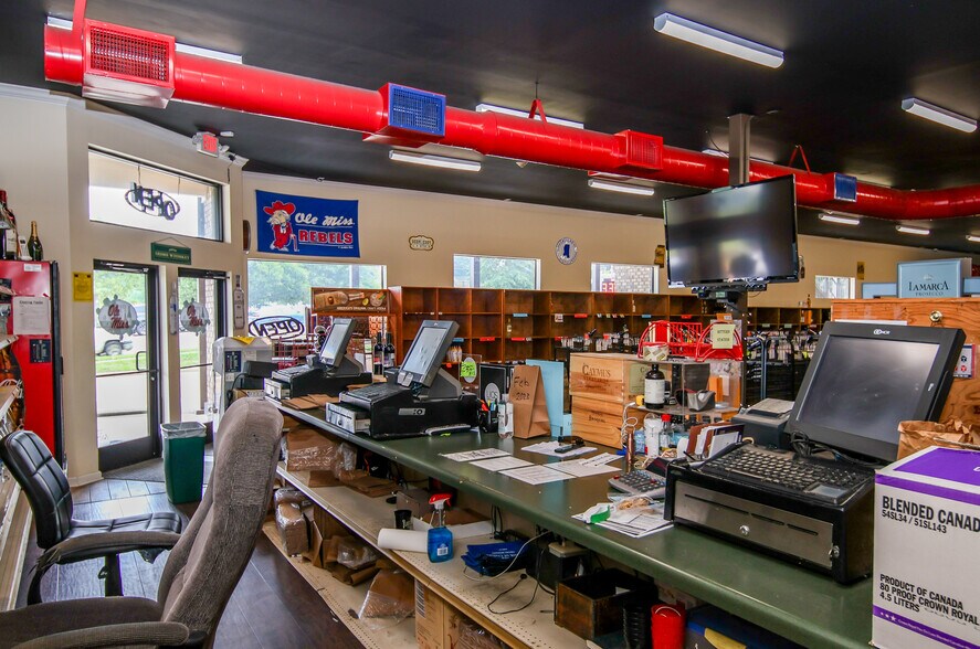 2014 University Ave, Oxford, MS for lease - Interior Photo - Image 2 of 19