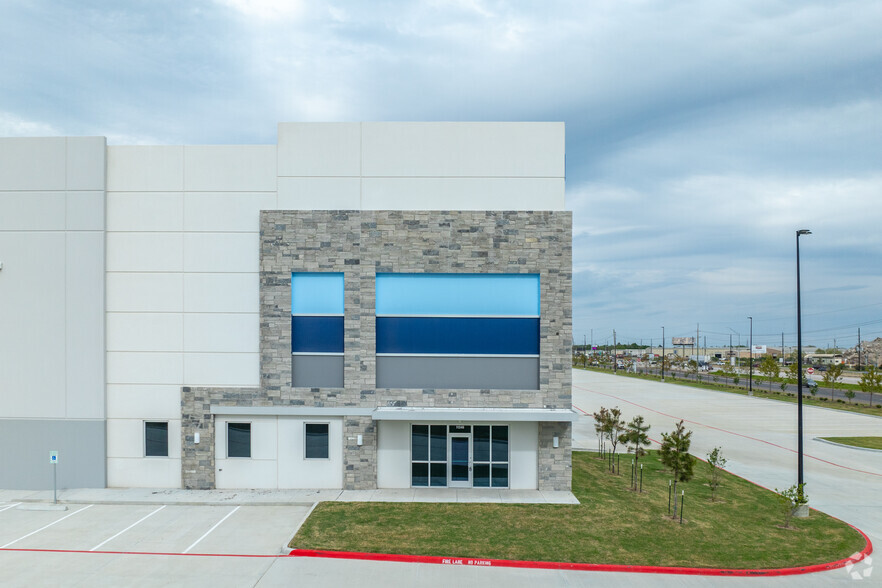 11249 I-10 E, Mont Belvieu, TX for lease - Building Photo - Image 3 of 6