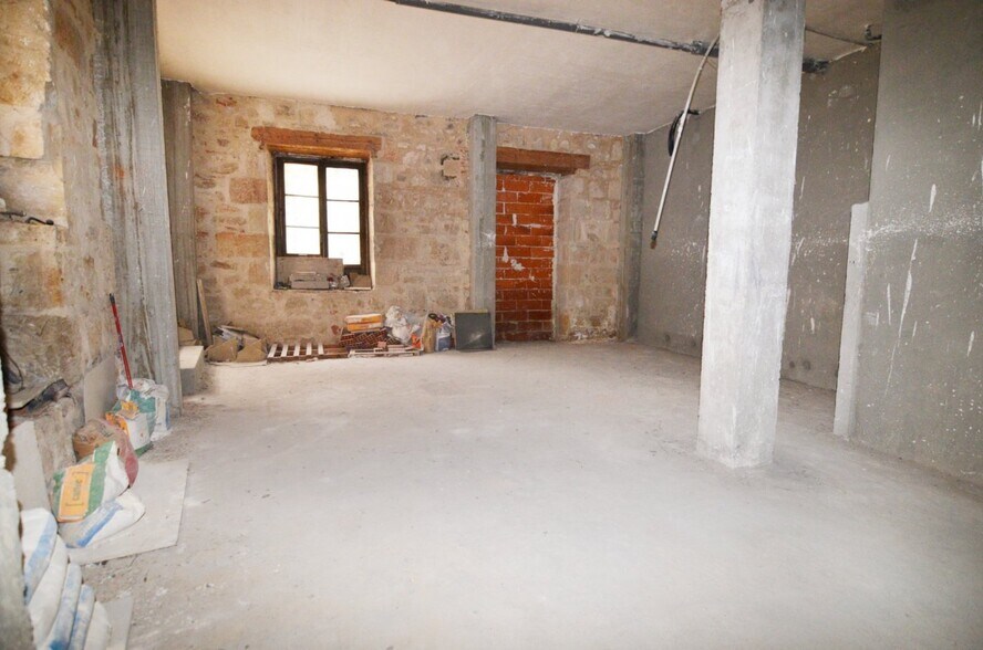 Retail in Salamanca for lease - Building Photo - Image 1 of 50