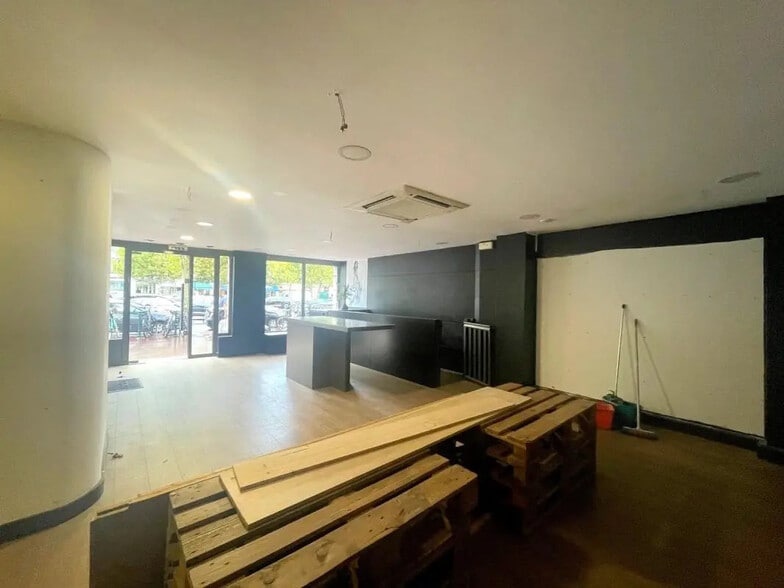 Retail in Maisons-Laffitte for lease - Interior Photo - Image 2 of 7