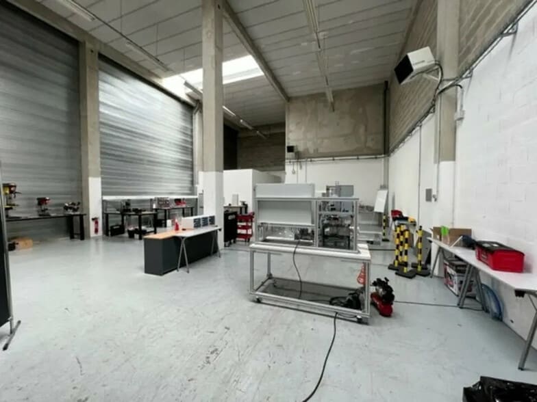 Flex in Émerainville for lease - Interior Photo - Image 2 of 7