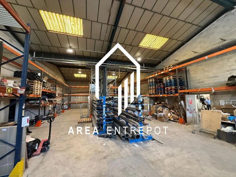 Flex in Aubagne for lease - Interior Photo - Image 1 of 8