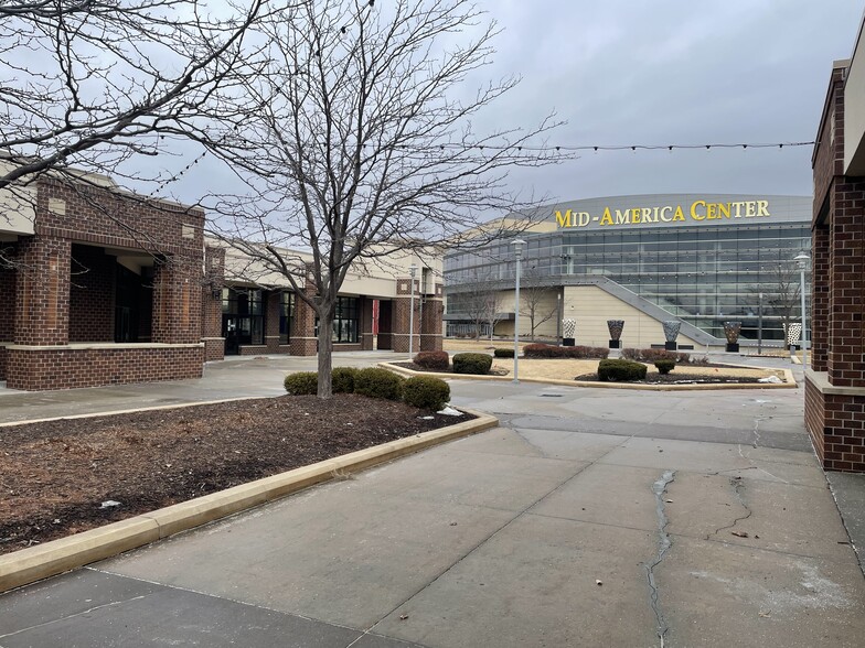 20-40 Arena Center, Council Bluffs, IA for lease - Building Photo - Image 1 of 13