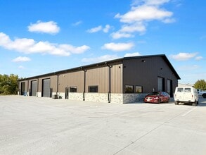 1911 NE 58th Ave, Des Moines, IA for lease Interior Photo- Image 2 of 46