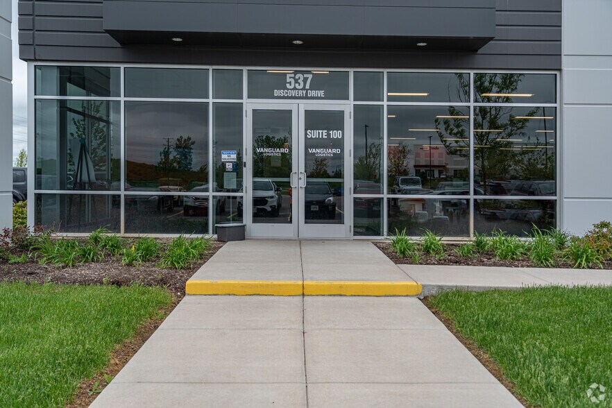 537 Discovery Dr, West Chicago, IL for lease - Building Photo - Image 3 of 10