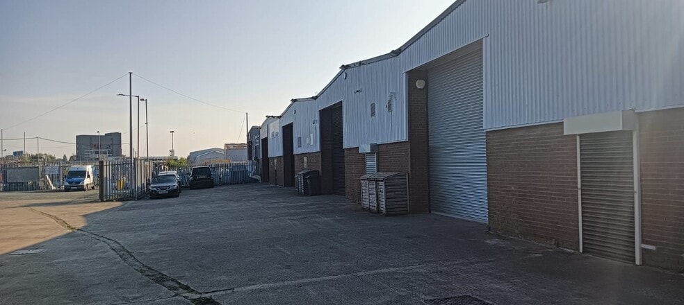 Units L3, L4 & L5 Liver Industrial Estate, Liverpool for lease - Building Photo - Image 2 of 5