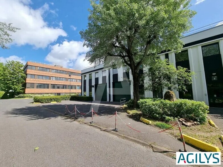 Flex in Verrières-le-Buisson for lease - Building Photo - Image 3 of 6