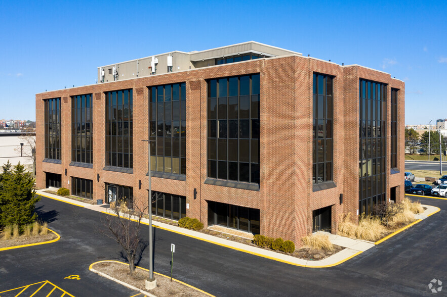 477 E Butterfield Rd, Lombard, IL for lease - Building Photo - Image 1 of 7