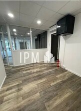 Flex in Aubagne for lease Interior Photo- Image 1 of 5