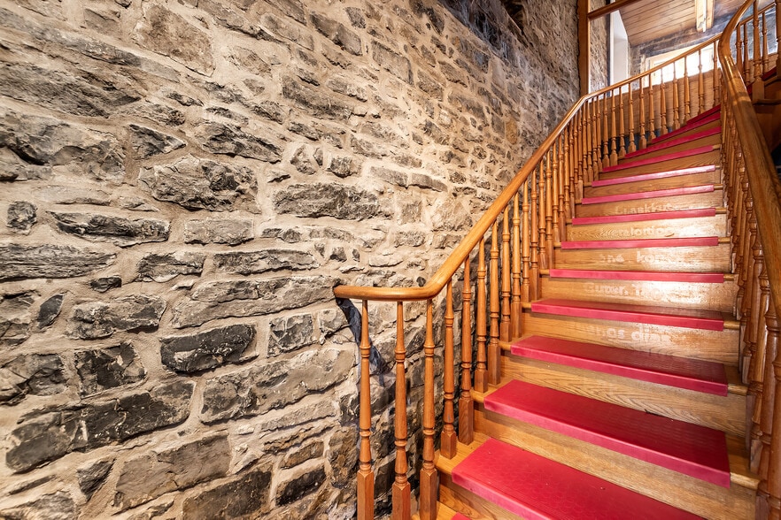 431-433 Pl Jacques-Cartier, Montréal, QC for lease - Building Photo - Image 3 of 17