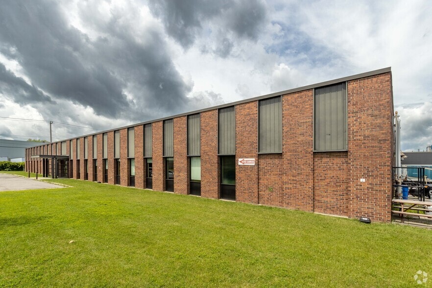 3235 Rue Guénette, Montréal, QC for lease - Building Photo - Image 2 of 7