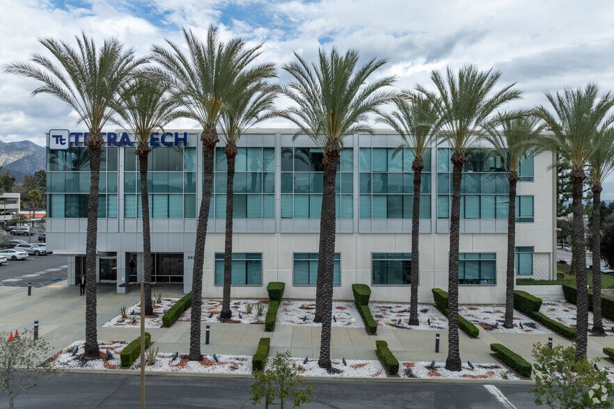 3475 E Foothill Blvd, Pasadena, CA for lease - Building Photo - Image 3 of 12