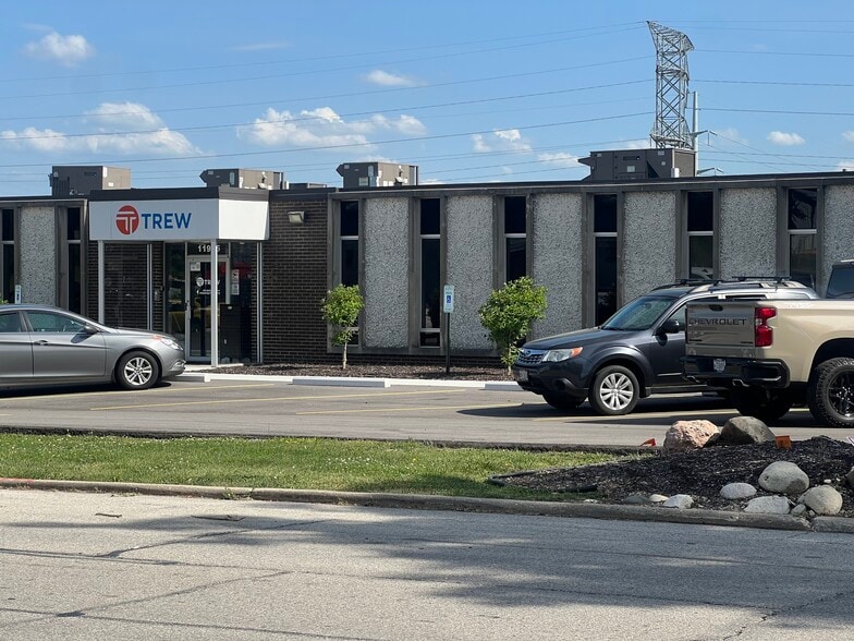 11925 W Carmen Ave, Milwaukee, WI for lease - Building Photo - Image 2 of 34