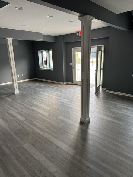 220 Main St, Gardner, KS for lease - Interior Photo - Image 2 of 4