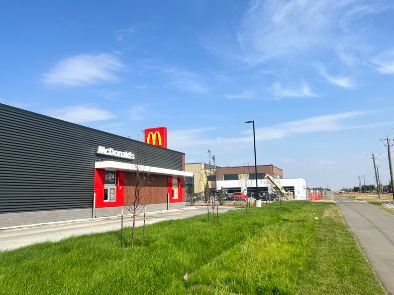 16715 - 16735 - 71 NW St, Edmonton, AB for lease - Primary Photo - Image 1 of 4