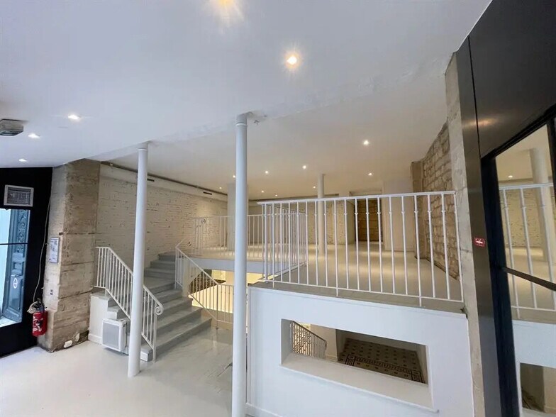 Retail in Paris for lease - Building Photo - Image 3 of 5
