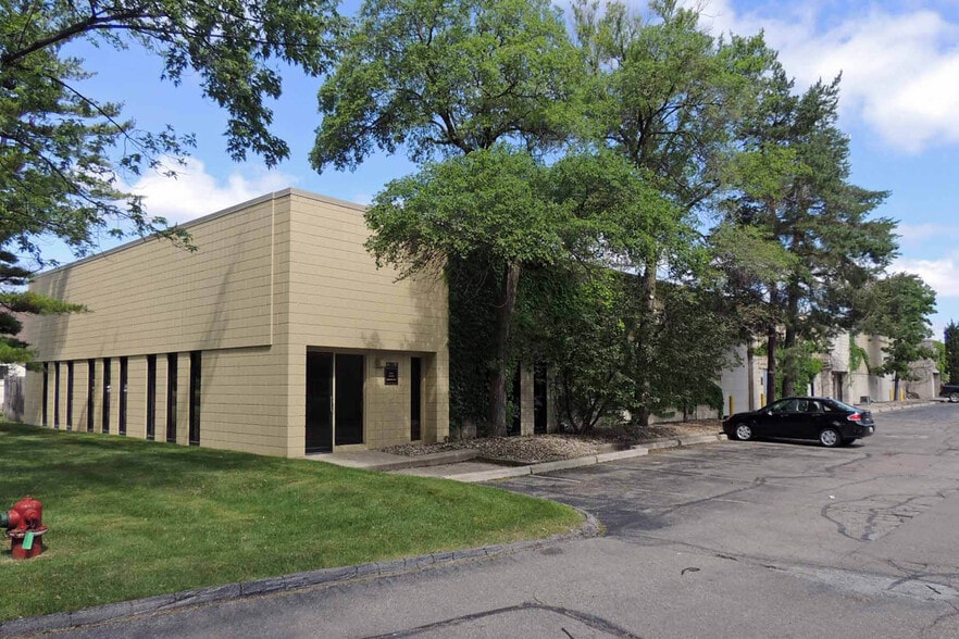 395-407 Elmwood Dr, Troy, MI for lease - Primary Photo - Image 1 of 1