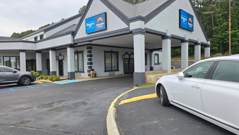 DUAL BRANDED HOTEL 102unit Cleveland TN portfolio of 2 properties for sale on LoopNet.com - Building Photo - Image 3 of 18