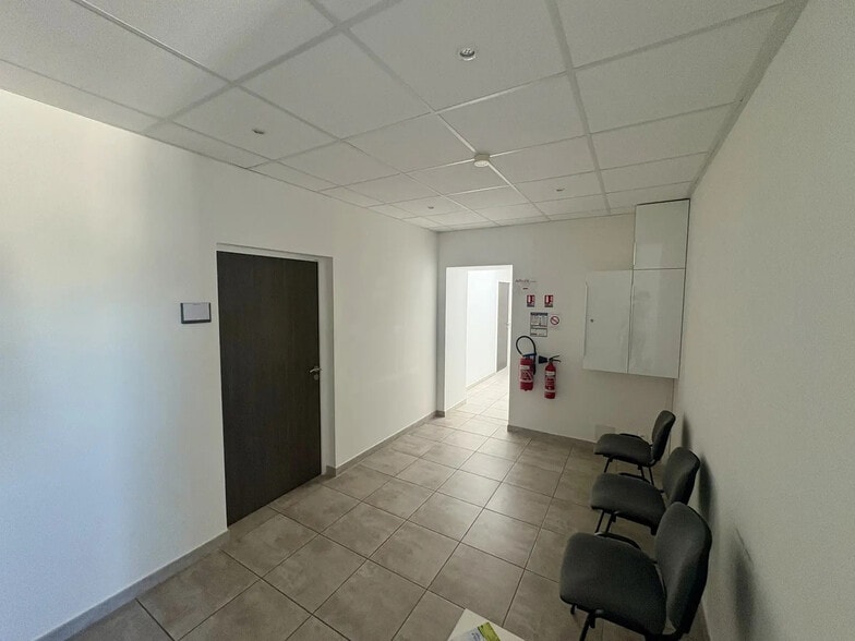 Office in Salon-de-Provence for lease - Interior Photo - Image 3 of 5