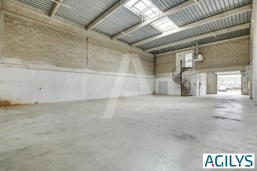 Flex in Les Ulis for lease - Interior Photo - Image 2 of 5