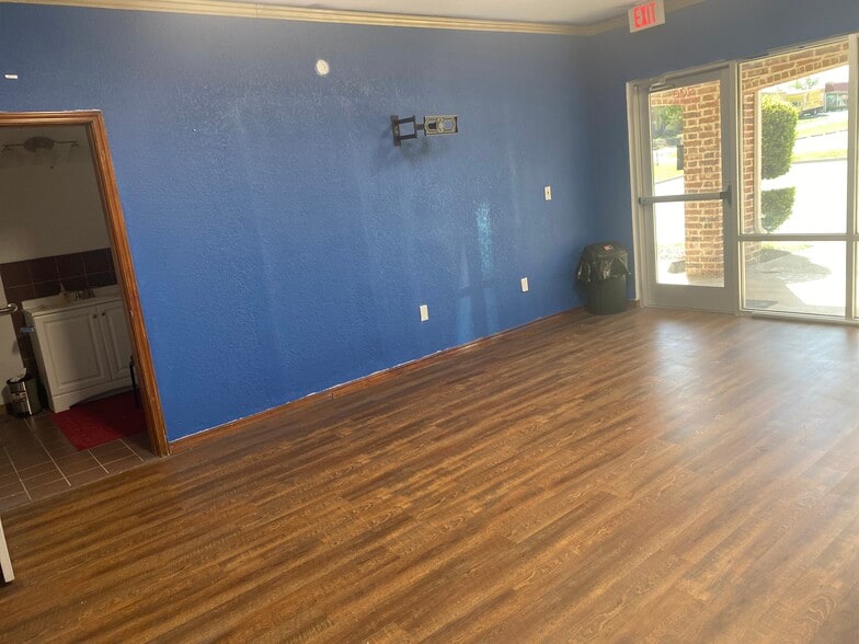 2601 Hilltop Dr, Sherman, TX for lease - Interior Photo - Image 3 of 12