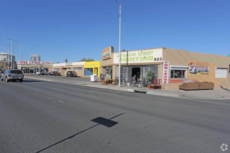 911-923 E Charleston Blvd, Las Vegas, NV for sale - Primary Photo - Image 1 of 1