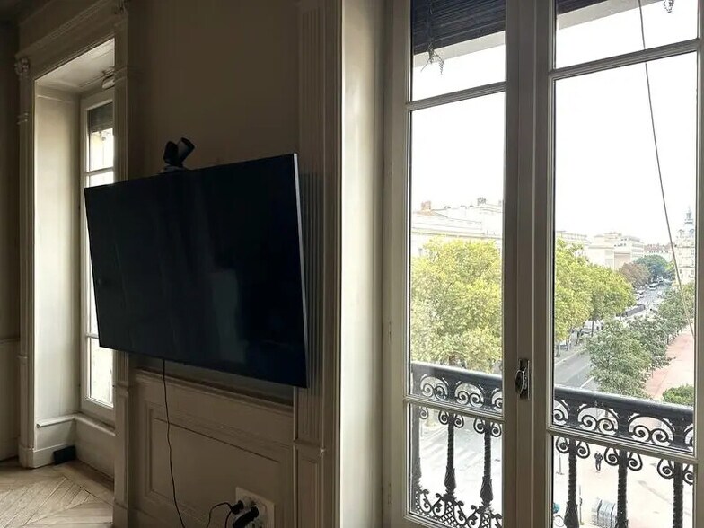 Office in Lyon for lease - Interior Photo - Image 2 of 11