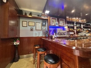 Retail in Barcelona, Barcelona for lease Interior Photo- Image 2 of 3