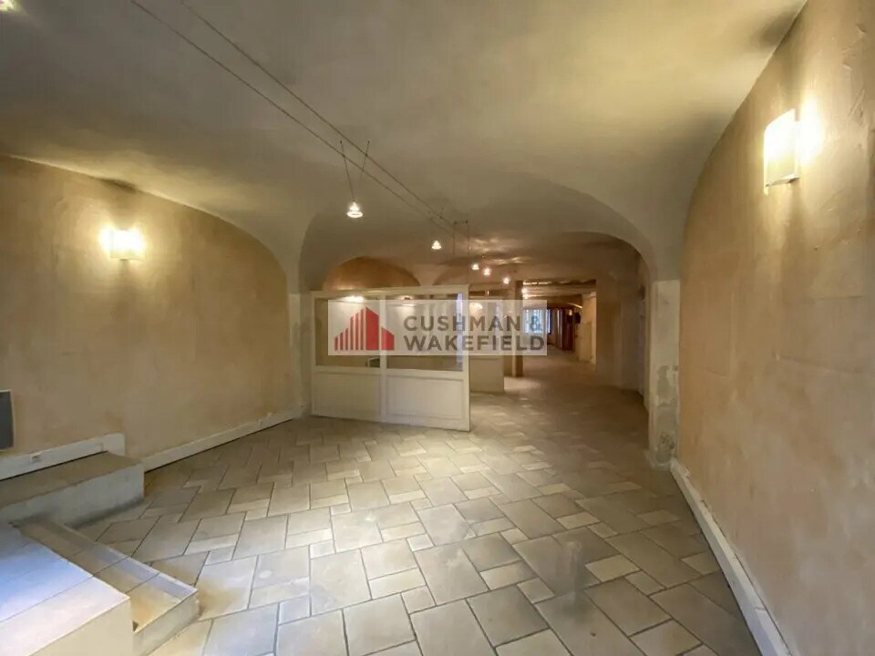 Retail in Nîmes for lease Interior Photo- Image 1 of 2