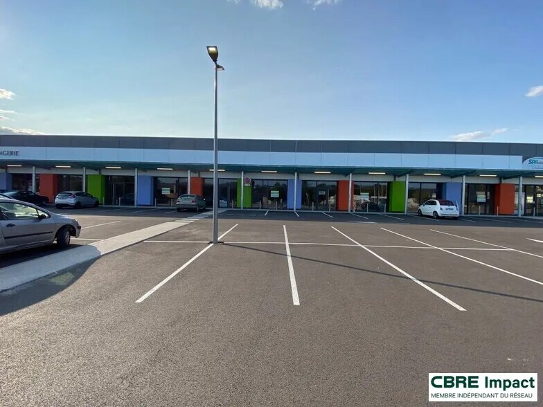 Retail in Pont-Sainte-Marie for lease - Building Photo - Image 2 of 7