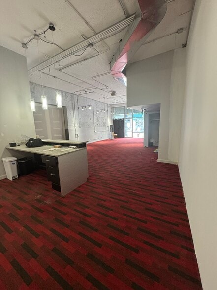 906 W Belmont Ave, Chicago, IL for lease - Building Photo - Image 3 of 11