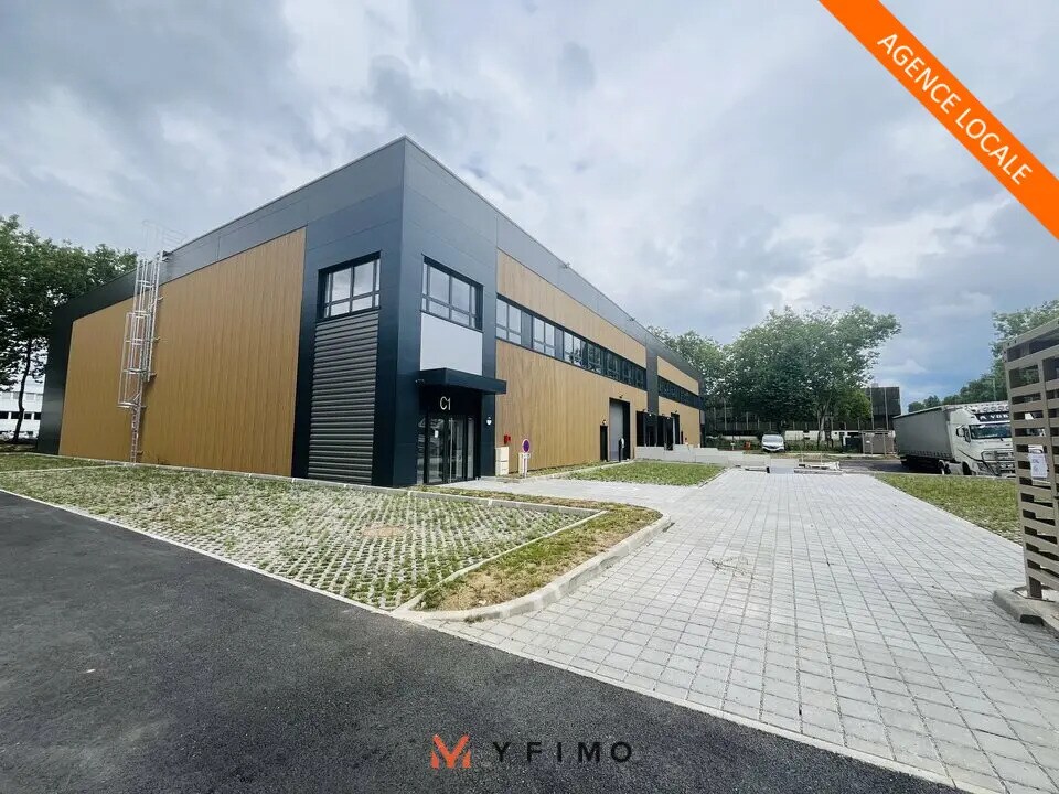 Flex in Trappes for lease Building Photo- Image 1 of 4