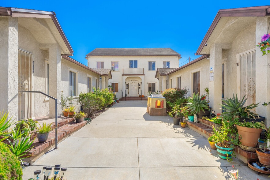 985 W 9th St, San Pedro, CA for sale - Building Photo - Image 2 of 15