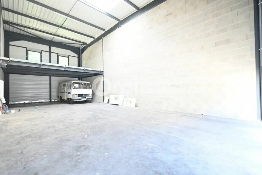 Flex in Vénissieux for lease - Interior Photo - Image 2 of 7