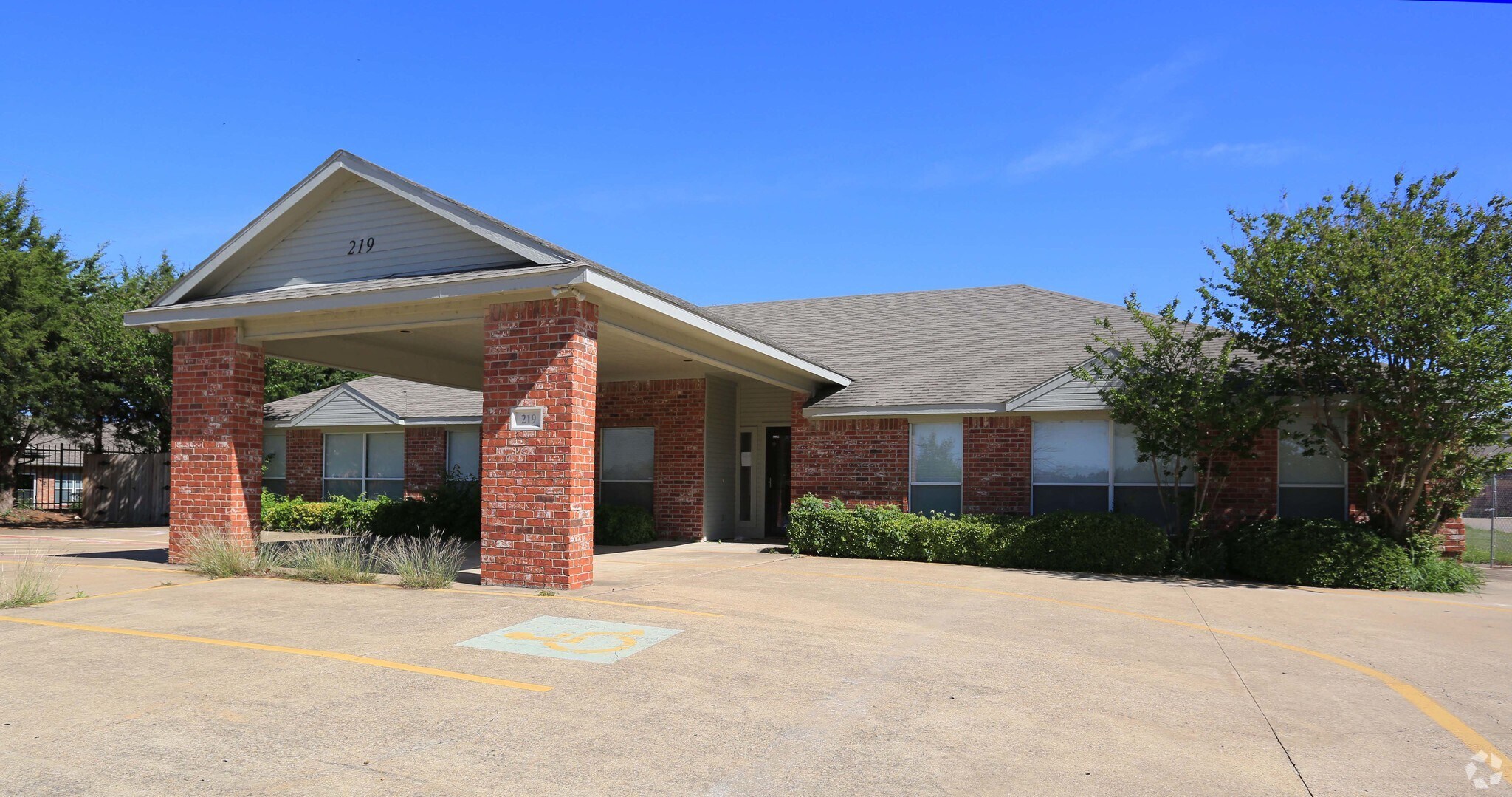 219 Executive Way, De Soto, TX for sale Primary Photo- Image 1 of 1