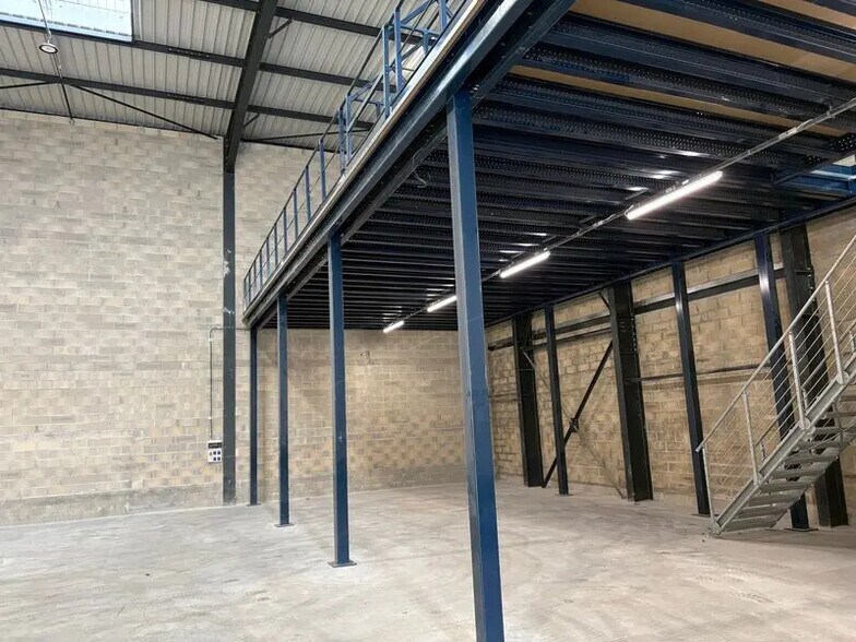 Office in Serris for lease - Building Photo - Image 2 of 18