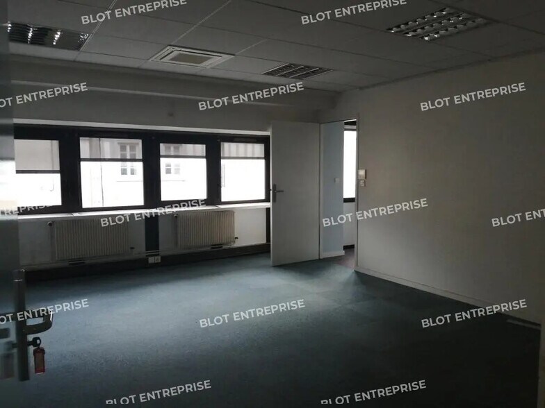 Office in Vannes for lease - Building Photo - Image 3 of 7