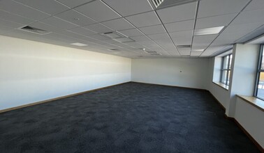 Rossmore Rd E, Ellesmere Port for lease Interior Photo- Image 2 of 4