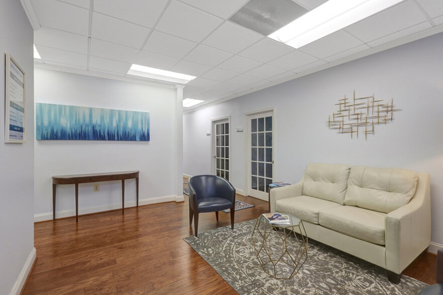 10474 Armstrong St, Fairfax, VA for sale - Interior Photo - Image 2 of 21