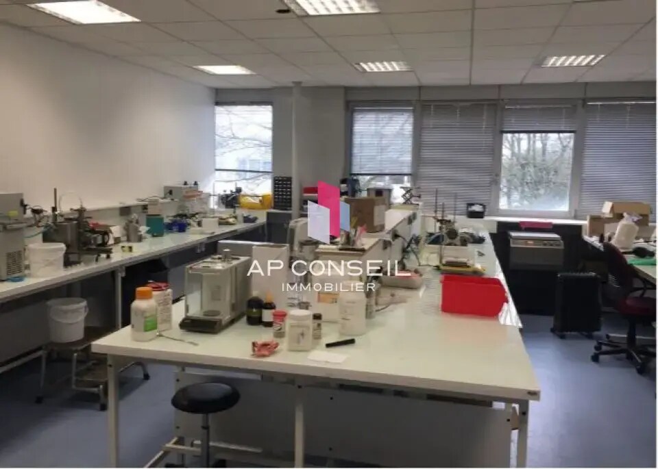 Flex in Montigny-le-Bretonneux for lease Interior Photo- Image 1 of 2