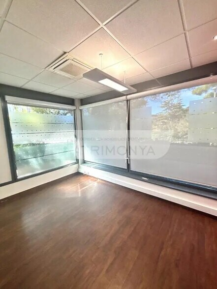 Retail in Marseille for lease - Interior Photo - Image 3 of 9