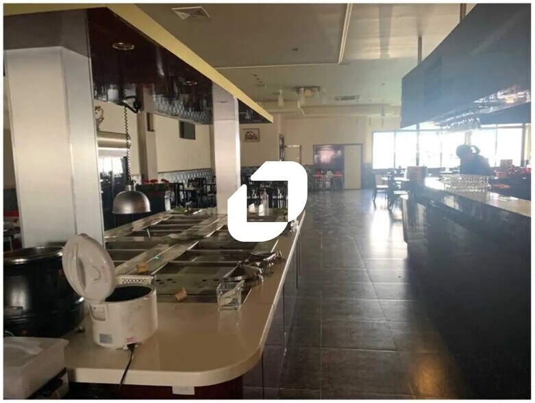 Retail in Brie-Comte-Robert for lease - Interior Photo - Image 3 of 4