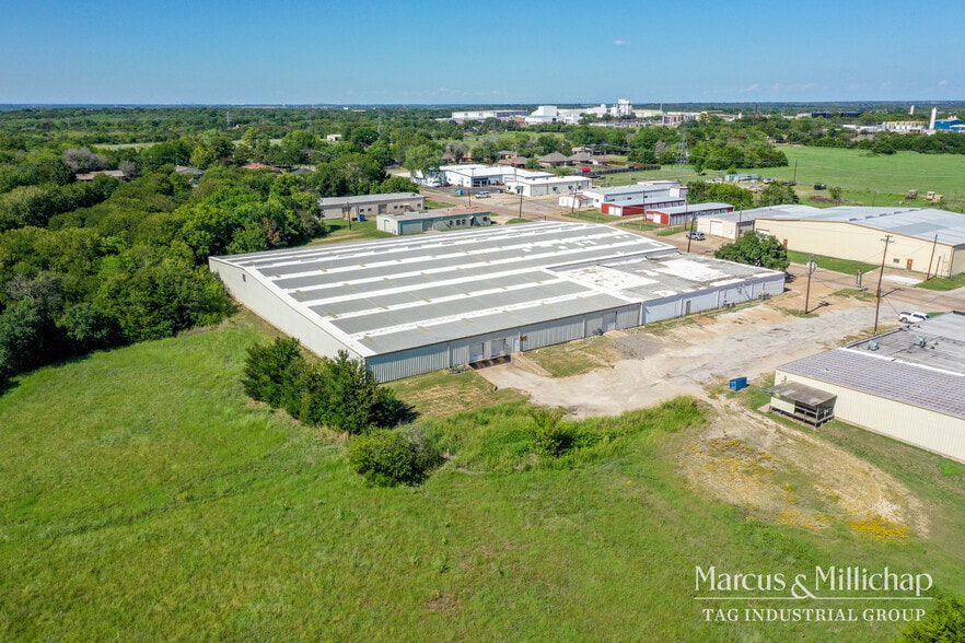 2407 N Preston St, Ennis, TX for lease - Building Photo - Image 1 of 8