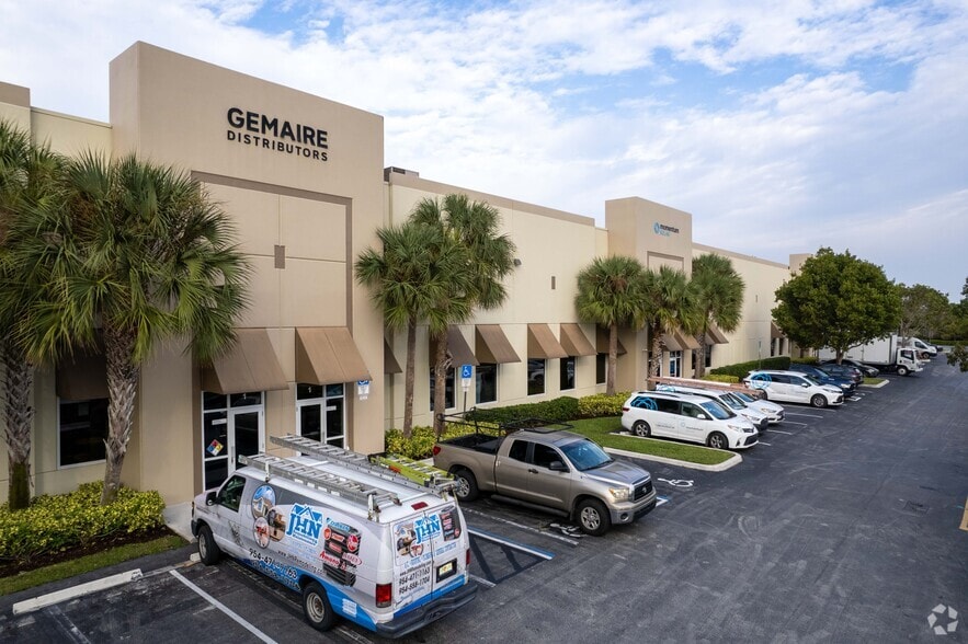 6001 N Hiatus Rd, Tamarac, FL for lease - Primary Photo - Image 1 of 8