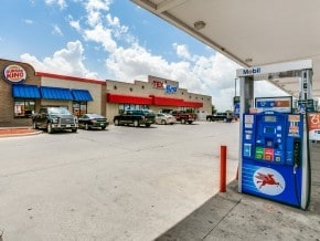 17285 S Interstate Highway 35, Dilley, TX for sale - Primary Photo - Image 1 of 1