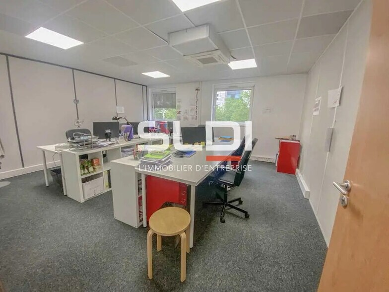 Office in Lyon for lease - Interior Photo - Image 2 of 3
