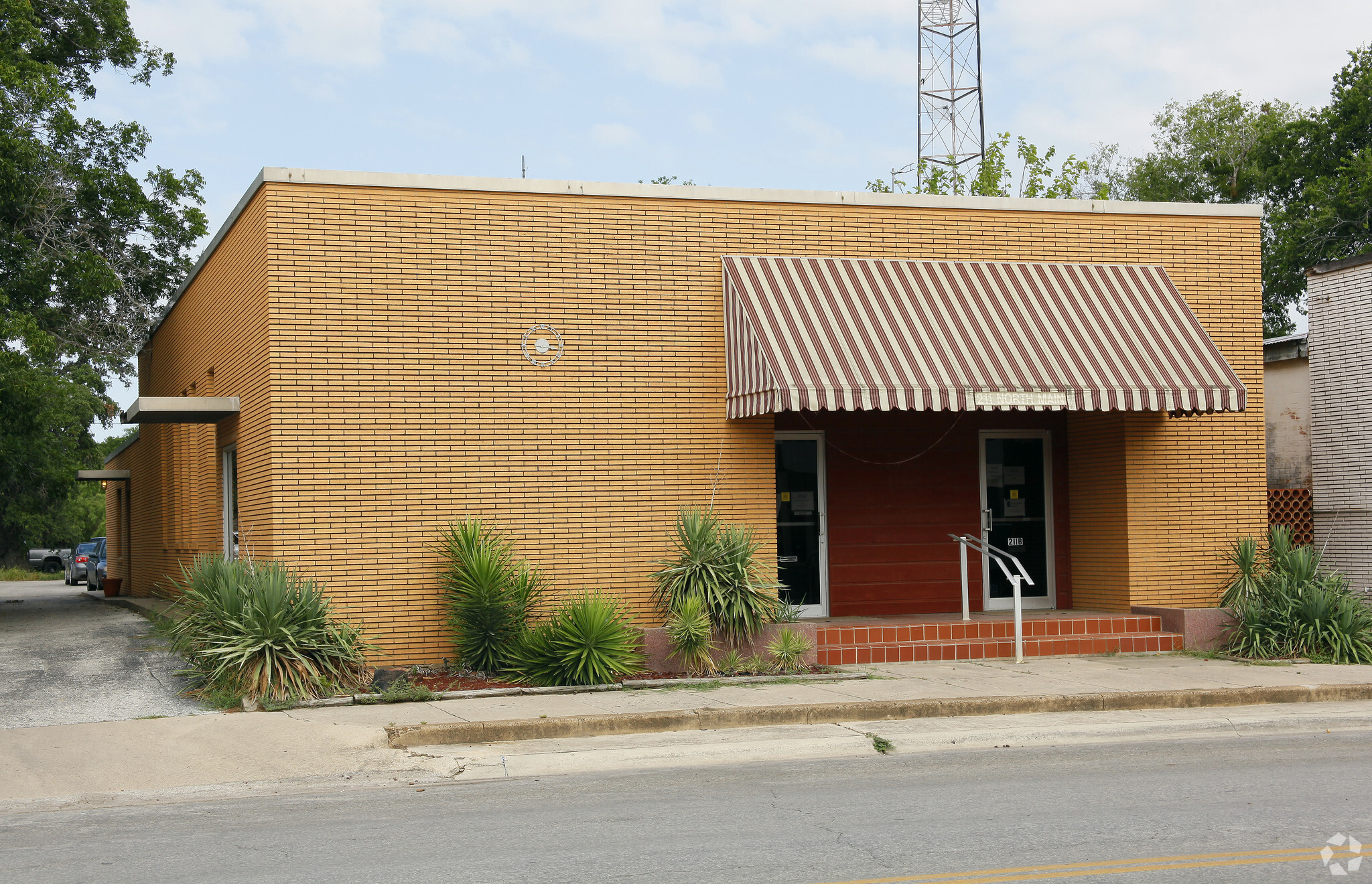 211 N Main St, Pleasanton, TX for sale Primary Photo- Image 1 of 1