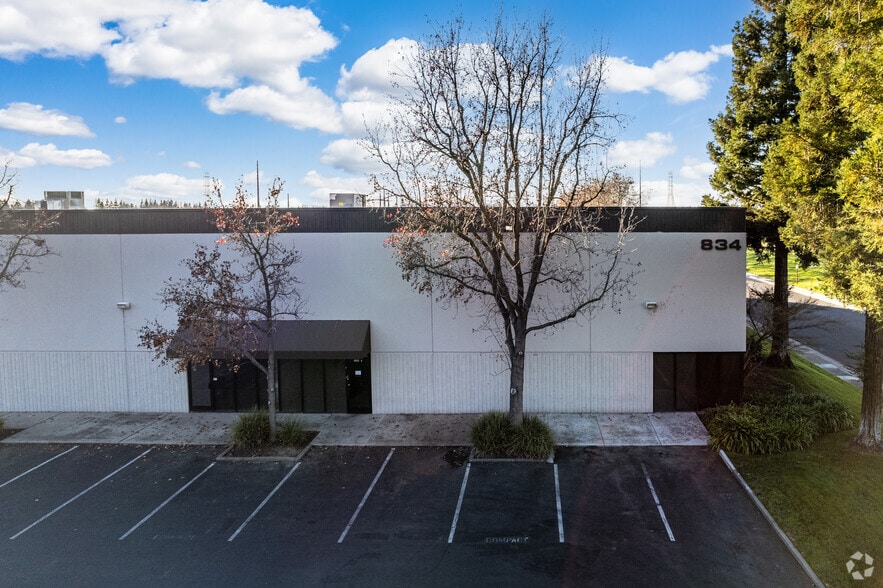 834 Striker Ave, Sacramento, CA for lease - Building Photo - Image 2 of 7