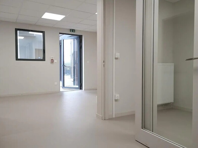 27 Place Du Château, Montluel for lease - Building Photo - Image 1 of 10