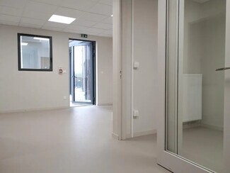 More details for 27 Place Du Château, Montluel - Flex for Lease